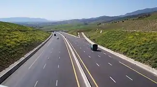 Autoroute algérienne Est-Ouest relient l'Algérie (frontière Tunisienne Annaba au frontière Marocaine Tlemcen) sur 1 216 km.