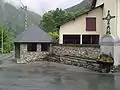 La fontaine-abreuvoir du village.