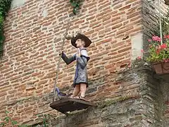 Statue de St-Jacques place de la Halle aux Grains.