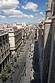 Le nord de l'avenue de la Constitution vu de la cathédrale, avec l'hôtel de ville à son extrémité.