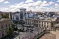 L'avenue de la Constitution vue depuis la cathédrale avec, tout à gauche, une partie des Archives générales des Indes. De l'autre côté de l'avenue se trouvent, à gauche, le bâtiment blanc de la compagnie d'assurances La Aurora (construit entre 1933 et 1936 par Antonio Illanes) et, à gauche, le bâtiment de la poste, de style néo-baroque, construit entre 1927 et 1930.