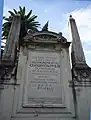 La mémoire de la rénovation de la place fixée par le Giovanni Battista Rezzonico en 1765.