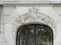 L'encadrement de la porte du no&nbsp;27.