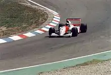 Photo de la McLaren MP4/8 de Senna, sortant d'un virage
