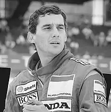 Photo d'Ayrton Senna en tenue de pilote aux couleurs de McLaren-Honda en 1988.