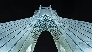 La tour Azadi de nuit en contre-plongée.
