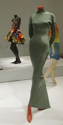 Image d'une robe verte dessinée par Azzedine Alaïa.