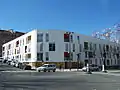 Bâtiment au bas de l'avenue à son débouché sur la rue de la Poterne-des-Peupliers.