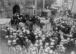 Église Saint-Cornély de Carnac : la bénédiction des chevaux sous la statue de saint Cornély lors du pardon de 1924.