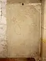 Dalle funéraire à effigie gravée d'une femme.