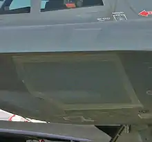 Vue rapprochée du côté du poste de pilotage, montrant un carré dans le revêtement abritant l'antenne du radar APQ-181.