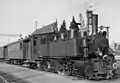 La locomotive-tender type Mallet B.L.E.A.G. 5 bis 8&nbsp;(de) dans une gare de Karlsruhe, Allemagne. Mars 1958.