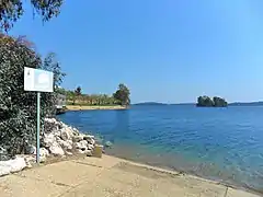 Embarcadère et plage sur le lac&nbsp;(es).