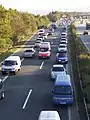 Un véhicule d'urgence sur la Rettungsgasse créée sur l'autoroute allemande 659.