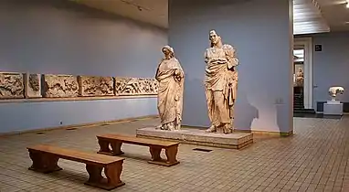 Salle no&nbsp;21 : le mausolée d'Halicarnasse, une des Sept Merveilles du monde, vers le milieu du IVe&nbsp;siècle&nbsp;av. J.-C.
