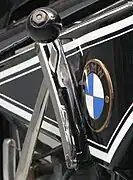 R 32 côté droit : levier de vitesses et logo.