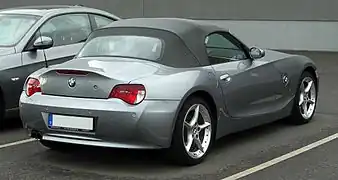 Vue arrière du roadster.