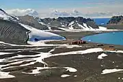 Les ruines de la base britannique sur la baie des baleiniers, détruite lors des deux éruptions.