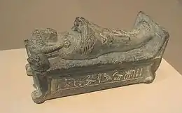 Statuette grisâtre