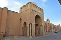 Photographie du porche de Bab Lalla Rihana, l'entrée la plus remarquable et la plus imposante de la mosquée, datant de la fin du XIIIe&nbsp;siècle.