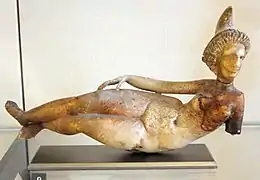 Statuette en albâtre d'une femme allongée, portant un bonnet phrygien en stuc. Babylone, Ier – IIe&nbsp;siècle. Musée du Louvre.