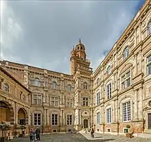 Assézat : la cour et les façades classiques.