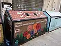Bacs de tri sélectif pour les bouteilles en plastique et le papier.