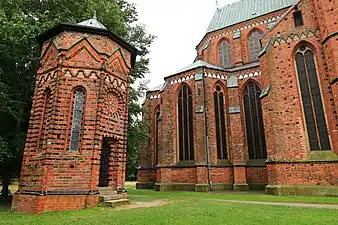 Vue extérieure avec l'ossuaire attenant.