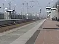 Derrière le quai 2, la palissade et les caténaires de la ligne grande vitesse.