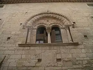 Détail de la baie romane de la façade ouest (fin du XIIe&nbsp;siècle).