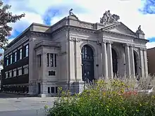 Façade et côté en été.