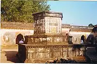 Tombe monumentale de BajiRao, au milieu d'une cour entourée de murailles