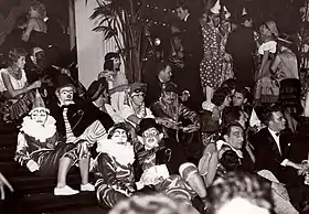 Le Bal du rat mort. (Archief De Plate-Oostende) « C'est la nuit dans laquelle les fous sont rois, les imbéciles heureux et les cocus amoureux… ». Éd. Glénat 1986, p. 5.