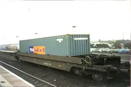 Well wagon chargé d'un seul conteneur (une double charge n'est pas possible au Royaume-Uni)