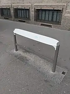 Appui ischiatique de la même gamme[réf.&nbsp;souhaitée], sur la rue des Pyrénées, en juillet 2021.