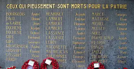 Pierre gravée portant les noms des 34 civils belges.