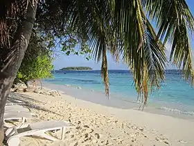 Vue d'une plage de Bandos, avec l'île de Kuda Bandos au large