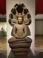 Bouddha assis sous le nāga Muchalinda de style khmer (Wat Na Phra Men, Phra Nakhon Si Ayutthaya), pierre, XIIe&nbsp;siècle