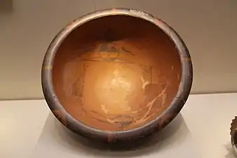 Bassin de type pen. Terre cuite chamois peinte à l’engobe sombre: visages ou masques et poissons, H.16,4 cm; D. 39,5 cm. Culture de Banpo, Site de Banpo, Shaanxi, v. 4500. Musée du Shaanxi. Xi'an