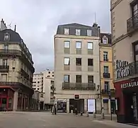 L'ancien grand magasin À la Ville d'Elbeuf au numéro 1.