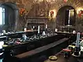Table dressée pour un banquet médiéval dans le château de Dunguaire