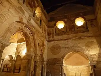 Vue sur trois des oculus de la partie mérovingienne du baptistère Saint-Jean de Poitiers, VIe – VIIe&nbsp;siècles.
