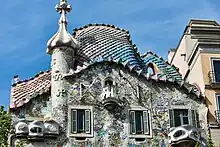 Vue de face du haut de la façade principale.