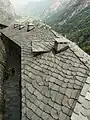 Toitures de lauzes au fort de Bard.