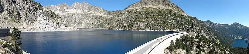 Remplissage maximum. À gauche, le Turon, Trois conseillers, Néouvielle, Ramougn ; à droite en contrebas, le Lac d'Orédon.