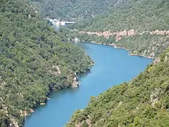 Vue plus rapprochée du même site, avec le barrage au fond.