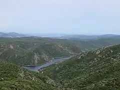 Barrage de la Verne vu depuis la piste de la Capelude.