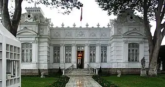 Le Museo Pedro de Osma abrite des objets artistiques datant du XVIe au XVIIIe&nbsp;siècle, notamment des peintures, des sculptures, des retables, de l'argenterie, des sculptures en pierre de Huamanga, des meubles et d'autres objets provenant de régions ayant une ancienne tradition artistique andine.