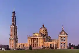 La façade principale de la basilique.
