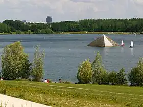 Pyramide dans l'étang.